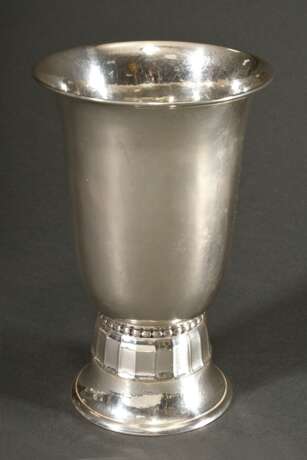 Dänischer Art Deco Fußbecher mit martellierter Wandung und abstrahierter Blatt- und Perlbordüre, Silber, 239g, H. 19cm, Ø 12,3cm - фото 1