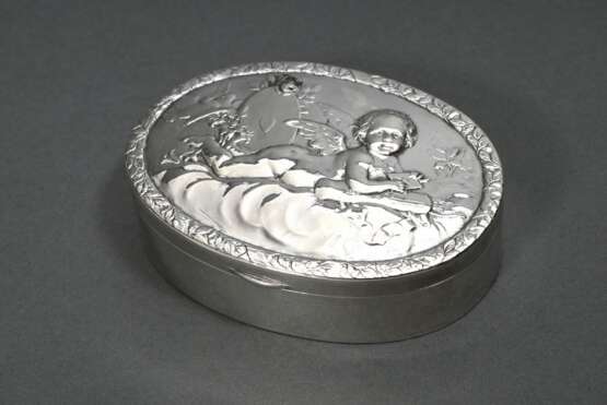 Ovale Dose mit reliefiertem Deckel "Amor auf Wolke", MZ: B. Muller & Son, London 1897, Silber 925, 94g, 2,5x9x6,5cm, leichte Gebrauchsspuren - photo 1