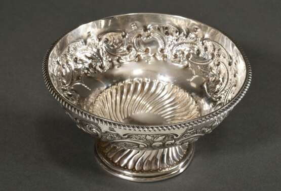 Punchbowl mit reichem getriebenem Dekor "Blumenranken und geschweifte Züge", MZ: GW, Sheffield, Silber 925, 266g, H. 9,5cm, Ø 16,5cm, Druckstelle - photo 2