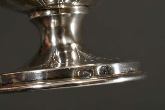 2 Diverse Streuer in Balusterform: 1 guillochiert und floral graviert (Österreich, Silber 800, H. 14cm) und 1 schlicht (MZ: EAJ, London 1914, Silber 925, H. 9cm), ges. 162g - photo 6