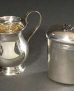 Silverware. 2 Diverse Teile englisches Silber: Milchkännchen mit Monogramm &amp;quot;PG&amp;quot;, London 1924 (10,8x12,5cm) und ovale Dose, MZ: Drew &amp;amp; Sons Piccadilly Circus, London 1908 (10,7x8x5,5), Silber 925, ges. 227g,…