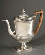 Silverware. Teekanne im Queen Anne Stil mit Mongrammgravur &amp;quot;AWH&amp;quot; und hellem Holzgriff, Silber 925, 1043g, H. 25,5cm