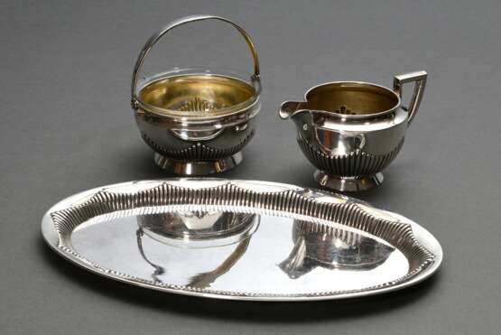 3 Teile Zucker und Rahm Set mit gerilltem Korpus und Glaseinsatz (H. 6/8cm) auf Tablett (29,5x18,5cm), Silber 800, 552g, Glaseinsatz bestoßen, leichte Kratzer - photo 2