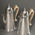 2 Diverse Teile Kaffee- und Wasserkanne in konischer Form mit hellen Holzgriffen, MZ: Richard Woodman Burbridge / Harrods, London 1977, Silber 925, 1656g, H. 25/25,5cm - Аукционные цены