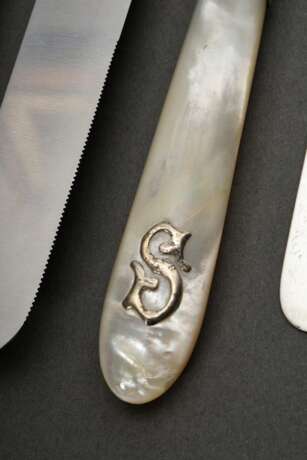 11 Diverse Teile Besteck mit geschnitzten Perlmutt Griffen, bestehend aus: 3 Messer mit aufgelegtem Silber Monogramm "S" und Stahlklinge, 8 französische Dessertgabeln und 1 Messer mit Muschelmotiv (MZ: Dellevie… - photo 3