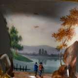 Paar Empire Porzellan Kratervasen mit Maskaron Henkeln auf eckiger Plinthe, polychrome Landschaften an der Wandung über vergoldetem Fond, 1. Hälfte 19.Jh., H. 17,5cm, berieben - фото 4