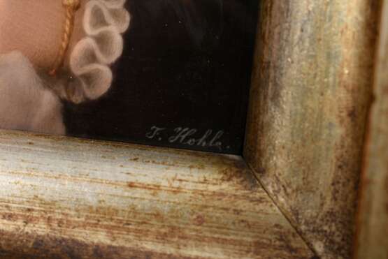 KPM Porzellan Plakette mit lupenfeinem Portrait „Philippine Welser“ nach Friedrich August v. Kaulbach, um 1900, u.r sign. Franz Hohle, verso Klebeetikett "Kunstinstitut für Porzellan-Malerei/ Merkel-Heine, Wiesbaden… - photo 4