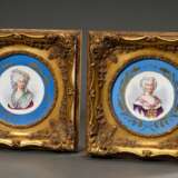 Paar Bildplatten mit Sevres Malerei "Damen in Louis XVI Kostümen" auf türkisem Fond mit Golddekor, in Prunkrahmen, LM Ø 18,5cm (RM 31,5x31,5cm) - photo 1