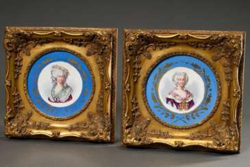 Paar Bildplatten mit Sevres Malerei &quot;Damen in Louis XVI Kostümen&quot; auf türkisem Fond mit Golddekor, in Prunkrahmen, LM Ø 18,5cm (RM 31,5x31,5cm)
