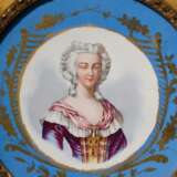 Paar Bildplatten mit Sevres Malerei "Damen in Louis XVI Kostümen" auf türkisem Fond mit Golddekor, in Prunkrahmen, LM Ø 18,5cm (RM 31,5x31,5cm) - фото 2