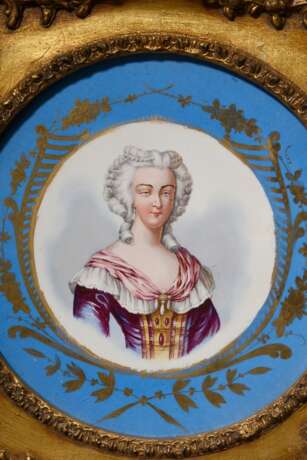 Paar Bildplatten mit Sevres Malerei "Damen in Louis XVI Kostümen" auf türkisem Fond mit Golddekor, in Prunkrahmen, LM Ø 18,5cm (RM 31,5x31,5cm) - Foto 2