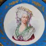 Paar Bildplatten mit Sevres Malerei "Damen in Louis XVI Kostümen" auf türkisem Fond mit Golddekor, in Prunkrahmen, LM Ø 18,5cm (RM 31,5x31,5cm) - Foto 3