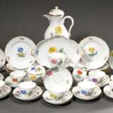 16 Teile Meissen Kaffeeservice "Deutsche Blume" mit Neubrandenstein Relief für 12 Personen, 20.Jh., bestehend aus: 1 Kaffeekanne (H. 23cm), 1 Rahmkännchen (H. 9,5cm), 1 Zuckerdose (H. 9cm), 12 Tassen/UT (H. 6,4… - photo 2