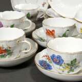 16 Teile Meissen Kaffeeservice "Deutsche Blume" mit Neubrandenstein Relief für 12 Personen, 20.Jh., bestehend aus: 1 Kaffeekanne (H. 23cm), 1 Rahmkännchen (H. 9,5cm), 1 Zuckerdose (H. 9cm), 12 Tassen/UT (H. 6,4… - photo 3