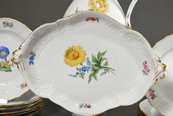 16 Teile Meissen Kaffeeservice "Deutsche Blume" mit Neubrandenstein Relief für 12 Personen, 20.Jh., bestehend aus: 1 Kaffeekanne (H. 23cm), 1 Rahmkännchen (H. 9,5cm), 1 Zuckerdose (H. 9cm), 12 Tassen/UT (H. 6,4… - photo 5