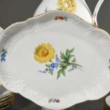 16 Teile Meissen Kaffeeservice "Deutsche Blume" mit Neubrandenstein Relief für 12 Personen, 20.Jh., bestehend aus: 1 Kaffeekanne (H. 23cm), 1 Rahmkännchen (H. 9,5cm), 1 Zuckerdose (H. 9cm), 12 Tassen/UT (H. 6,4… - Foto 5