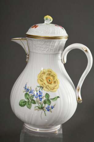 16 Teile Meissen Kaffeeservice "Deutsche Blume" mit Neubrandenstein Relief für 12 Personen, 20.Jh., bestehend aus: 1 Kaffeekanne (H. 23cm), 1 Rahmkännchen (H. 9,5cm), 1 Zuckerdose (H. 9cm), 12 Tassen/UT (H. 6,4… - Foto 6