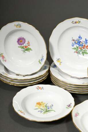 29 Teile Meissen Speiseservice "Deutsche Blume" mit Goldrand, nach 1990, bestehend aus: 12 Speiseteller (Ø 25cm), 12 Suppenteller (Ø 23cm), 2 große Servierschalen (28x28cm), 2 Servierplatten (37x27cm) und Sauci… - photo 3