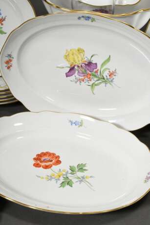 29 Teile Meissen Speiseservice "Deutsche Blume" mit Goldrand, nach 1990, bestehend aus: 12 Speiseteller (Ø 25cm), 12 Suppenteller (Ø 23cm), 2 große Servierschalen (28x28cm), 2 Servierplatten (37x27cm) und Sauci… - Foto 5