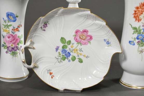 11 Teile Meissen Mokkaservice "Deutsche Blume" mit Goldrand, teilw. Brandenstein-Relief, nach 1990, bestehend aus: 6 Mokkatassen/UT (H. 5,2, 1x rest., 1x 2 Schleifstr.), Blattschale mit Griff (22x26cm), durchbr… - photo 4