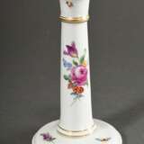 3 Diverse Teile Meissen mit Blumendekoren, 20.Jh.: eckige Schale mit durchbrochener Wandung (23x23cm, 2 Schleifstr.), Teller in Form "Neuer Ausschnitt" (Ø 24,8cm) und Leuchter in schlichter Façon (H. 18,5cm) - Foto 3