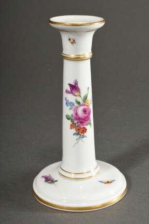 3 Diverse Teile Meissen mit Blumendekoren, 20.Jh.: eckige Schale mit durchbrochener Wandung (23x23cm, 2 Schleifstr.), Teller in Form "Neuer Ausschnitt" (Ø 24,8cm) und Leuchter in schlichter Façon (H. 18,5cm) - Foto 3