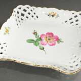 3 Diverse Teile Meissen mit Blumendekoren, 20.Jh.: eckige Schale mit durchbrochener Wandung (23x23cm, 2 Schleifstr.), Teller in Form "Neuer Ausschnitt" (Ø 24,8cm) und Leuchter in schlichter Façon (H. 18,5cm) - photo 7