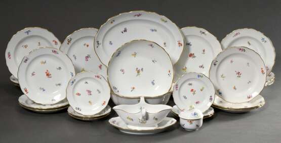 30 Teile Meissen Speiseservice "Streublume" mit Goldstaffage für 6 Personen, 20.Jh., bestehend aus: je 6 tiefe Teller (Ø 23,5cm), Speiseteller (Ø 25,5cm), mittlere Teller (Ø 22cm), Brotteller (Ø 16cm), 1 Saucie… - photo 1