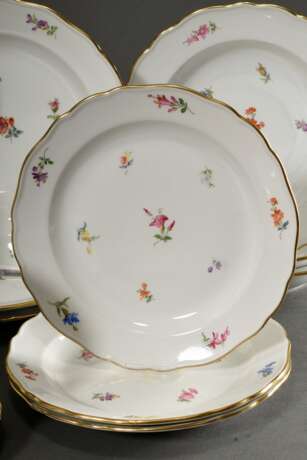 30 Teile Meissen Speiseservice "Streublume" mit Goldstaffage für 6 Personen, 20.Jh., bestehend aus: je 6 tiefe Teller (Ø 23,5cm), Speiseteller (Ø 25,5cm), mittlere Teller (Ø 22cm), Brotteller (Ø 16cm), 1 Saucie… - Foto 4