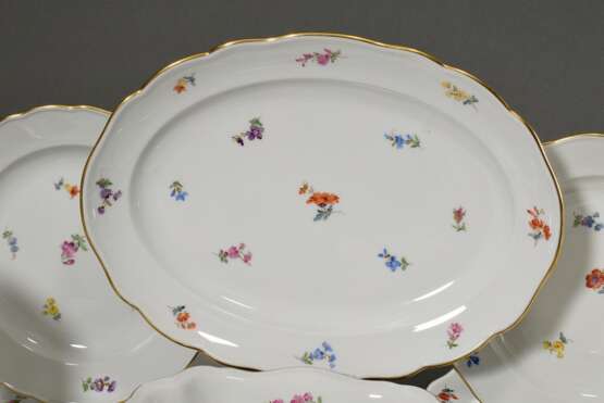 30 Teile Meissen Speiseservice "Streublume" mit Goldstaffage für 6 Personen, 20.Jh., bestehend aus: je 6 tiefe Teller (Ø 23,5cm), Speiseteller (Ø 25,5cm), mittlere Teller (Ø 22cm), Brotteller (Ø 16cm), 1 Saucie… - photo 7