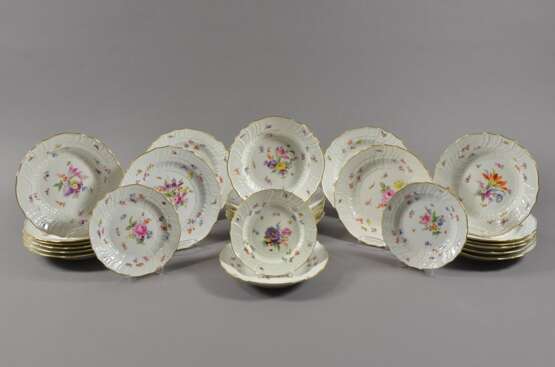 26 Teile Meissen "Blumen und Insekten Dekor" mit Neu-Brandenstein Relief, bestehend aus: 20 flache Teller (Ø 25cm, 3x best.), 3 tiefe Teller (Ø 24cm) und 3 kleine Teller (Ø 19cm), z.T. min. berieben - фото 1