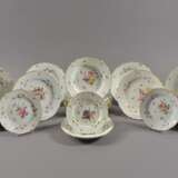 26 Teile Meissen "Blumen und Insekten Dekor" mit Neu-Brandenstein Relief, bestehend aus: 20 flache Teller (Ø 25cm, 3x best.), 3 tiefe Teller (Ø 24cm) und 3 kleine Teller (Ø 19cm), z.T. min. berieben - фото 1