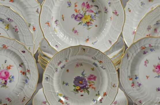 26 Teile Meissen "Blumen und Insekten Dekor" mit Neu-Brandenstein Relief, bestehend aus: 20 flache Teller (Ø 25cm, 3x best.), 3 tiefe Teller (Ø 24cm) und 3 kleine Teller (Ø 19cm), z.T. min. berieben - Foto 2