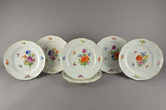 6 Meissen Teller mit Korbrelief und Gold staffiertem Rand "Blumendekor", 19.Jh., Ø 24,5cm, 1x Goldrand berieben, 5x Standring best. - Foto 1