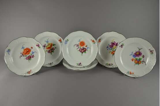 6 Meissen Teller mit Korbrelief und schwarz staffiertem Rand "Blumendekor", 19.Jh., Ø 24,5cm, Ränder z.T. berieben, 1 rest. - photo 1