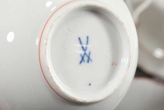 8 Teile Meissen Kaffeeservice "Korallenrand" bestehend aus: 1 Zuckerdose (H. 10cm), 1 Rahmkännchen (H. 10cm), 3 Kaffeetassen/UT (H. 7cm) und 3 Teller (Ø 17,5cm), 2 Schleifstr., 2x bestoßen - photo 2