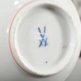 8 Teile Meissen Kaffeeservice "Korallenrand" bestehend aus: 1 Zuckerdose (H. 10cm), 1 Rahmkännchen (H. 10cm), 3 Kaffeetassen/UT (H. 7cm) und 3 Teller (Ø 17,5cm), 2 Schleifstr., 2x bestoßen - фото 2