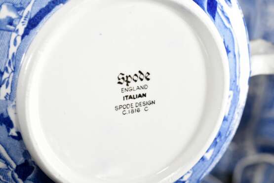 53 Teile Copeland Speiseservice "Spode's Blue Italian", bestehend aus: 11 große Teller (Ø 26,5cm), 11 tiefe Teller (Ø 22,5cm), 8 Suppentassen/UT (H. 5,3cm), 5 Brotteller (Ø 16cm), 3 Beilagentellerchen (Ø 12cm),… - Foto 4