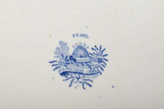3 Diverse Teile halbrunde Weichporzellan Cabaret Deckelschalen mit hellblauem Umdruckdekor "Pearl", Florentine China, England 19.Jh., 33,5x21,5/33,5x19,5cm, Gebrauchsspuren, 1 best. - фото 8