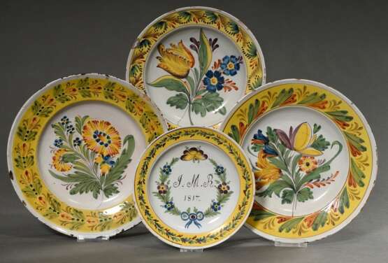 4 Diverse Kellinghusener Fayence Teller mit polychromer Scharffeuerfarbenmalerei „Blumenbukett und gelbe Fahne mit Rankenbordüre“, 1x datiert 1817 und monogrammiert "J.M.R.", 1. Hälfte 19.Jh., Ø 22,5-31,5cm, di… - фото 1