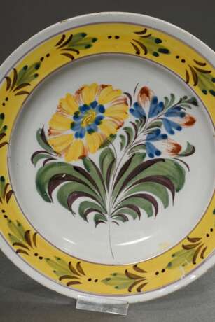 3 Diverse Kellinghusen Fayence Teller mit polychromer Scharffeuerfarbenmalerei „Blumenbouquets und gelbe Fahne mit Rankenbordüre“, 1. Hälfte 19.Jh., Ø 23cm, Rand und Standringe min. best. - Foto 6