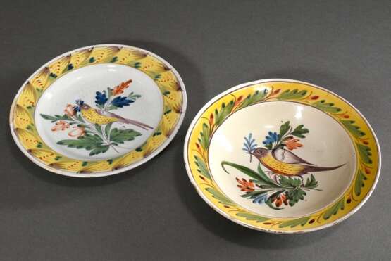 2 Diverse Kellinghusen Fayence Teller mit polychromer Scharffeuerfarbenmalerei „Singvögel und gelbe Fahne mit Rankenbordüre“, 1. Hälfte 19.Jh., Ø 22,5cm, Rand min. best. - фото 2