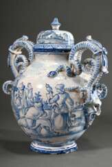 Savona Fayence Vase mit doppelten Schlangenhenkeln über Maskarons seitlich am ovoiden Korpus, kobaltblauer Scharffeuerdekor &quot;Bäuerliche Genreszenen in Landschaft&quot; und &quot;Rustikale Architektur&quot;, Boden da…