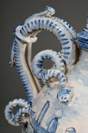 Savona Fayence Vase mit doppelten Schlangenhenkeln über Maskarons seitlich am ovoiden Korpus, kobaltblauer Scharffeuerdekor "Bäuerliche Genreszenen in Landschaft" und "Rustikale Architektur", Boden da… - photo 6