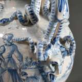 Savona Fayence Vase mit doppelten Schlangenhenkeln über Maskarons seitlich am ovoiden Korpus, kobaltblauer Scharffeuerdekor "Bäuerliche Genreszenen in Landschaft" und "Rustikale Architektur", Boden da… - фото 7