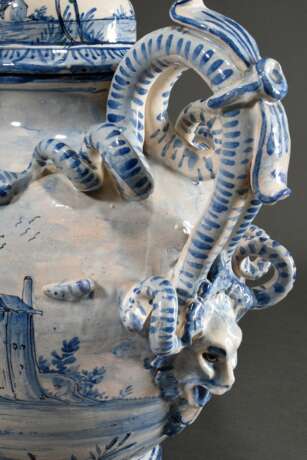 Savona Fayence Vase mit doppelten Schlangenhenkeln über Maskarons seitlich am ovoiden Korpus, kobaltblauer Scharffeuerdekor "Bäuerliche Genreszenen in Landschaft" und "Rustikale Architektur", Boden da… - photo 9