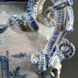 Savona Fayence Vase mit doppelten Schlangenhenkeln über Maskarons seitlich am ovoiden Korpus, kobaltblauer Scharffeuerdekor "Bäuerliche Genreszenen in Landschaft" und "Rustikale Architektur", Boden da… - фото 9
