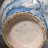 Savona Fayence Vase mit doppelten Schlangenhenkeln über Maskarons seitlich am ovoiden Korpus, kobaltblauer Scharffeuerdekor "Bäuerliche Genreszenen in Landschaft" und "Rustikale Architektur", Boden da… - Foto 14