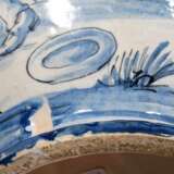 Savona Fayence Vase mit doppelten Schlangenhenkeln über Maskarons seitlich am ovoiden Korpus, kobaltblauer Scharffeuerdekor "Bäuerliche Genreszenen in Landschaft" und "Rustikale Architektur", Boden da… - photo 16