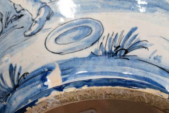 Savona Fayence Vase mit doppelten Schlangenhenkeln über Maskarons seitlich am ovoiden Korpus, kobaltblauer Scharffeuerdekor "Bäuerliche Genreszenen in Landschaft" und "Rustikale Architektur", Boden da… - фото 16